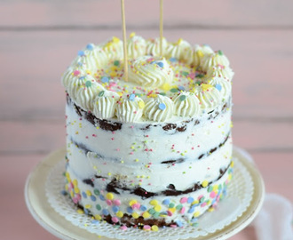 Bolo de aniversário de chocolate e baunilha com chantilly ::: Chocolate & vanilla layer cake
