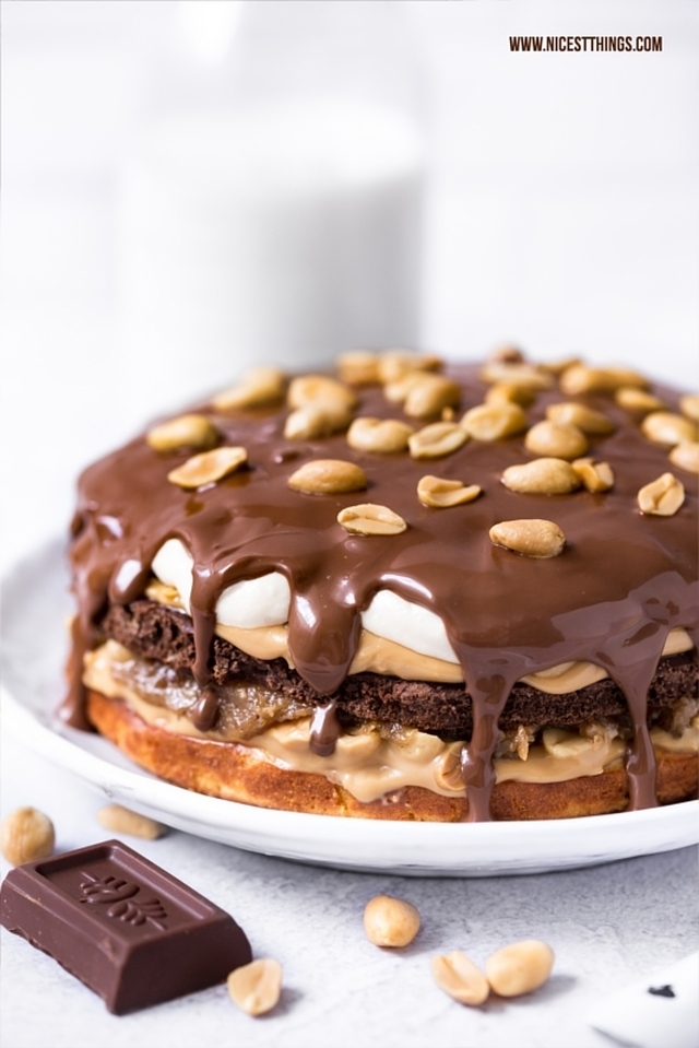 Protein Torte mit Kichererbsen, Erdnüssen, Karamell & Schokolade