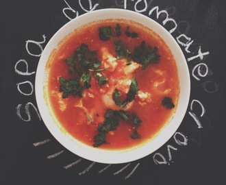 sopa de tomate com ovo escalfado