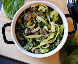 Tagliatelle met broccoli, spinazie en chipolataworstjes