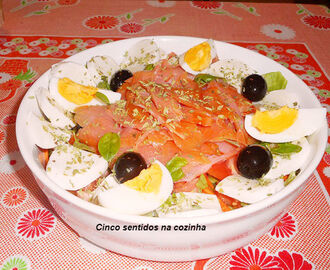 Salada de salmão fumado, alface iceberg ,tomate e queijo fresco