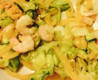 Espaguetis o linguini al horno de calabacín con gambas y pimiento amarillo