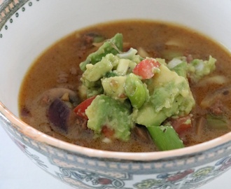 Karrisuppe med guacamoletopping