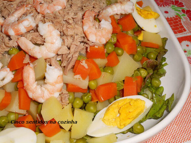 Salada russa com atum e camarão