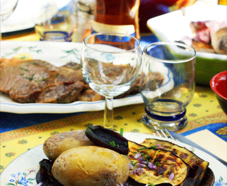Repas au barbecue: Bœuf mariné à la cardamome, aubergines et pommes de terres grillées