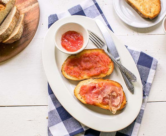 How to make authentic simple pan con tomate