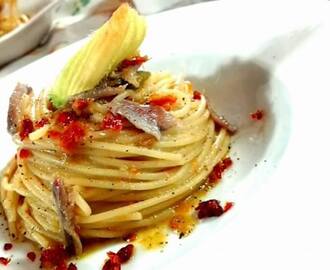 Spaghetti con Crema di Fiori di Zucca, Alici e Pomodori Secchi