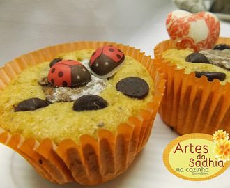 Cupcake de banana com farinha de coco decorado com chocolates com transfers Stalden Decor