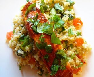 Bulgursalat med asparges og vårløk ♫♪ Servert med ovnsbakt laks og rød pesto !