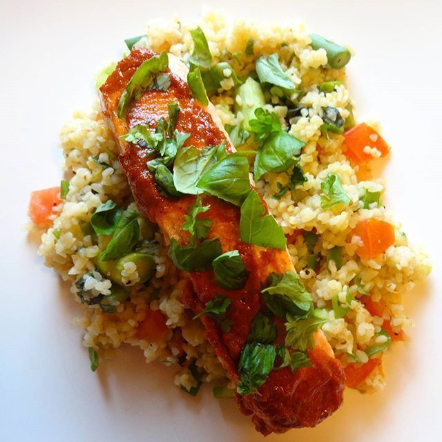 Bulgursalat med asparges og vårløk ♫♪ Servert med ovnsbakt laks og rød pesto !