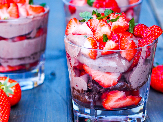 Trifle med brownie, sjokoladekrem og jordbær; Fri for sukker og gluten