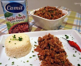 Farofa de carne seca com feijão Camil pronto para temperar, afinal “com seu tempero fica muito mais gostoso”