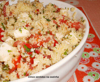 Salada fria de couscous com tomate, queijo fresco e hortelã