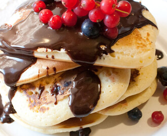 Pancakes alla vaniglia e frutti di bosco con colata di cioccolato