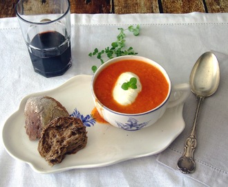 Sopa de tomate assado. Roasted tomato soup