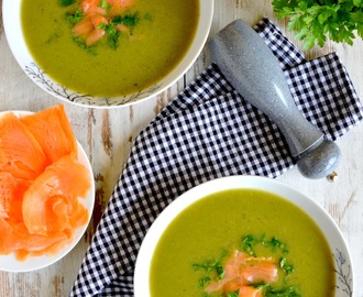 Zielona zupa z brokuła, cukinii i ziemniaków podana z wędzonym łososiem i natką pietruszki
