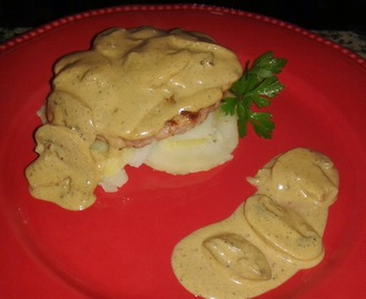 Hambúrgueres com molho de cogumelos e galletes de batata