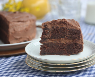 Saftig sjokoladekake med luftig melkesjokoladeglasur