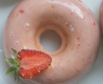 Bakte donuts med jordbær glasur