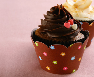 Cupcake com cobertura de chocolate