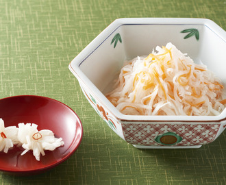 "Namasu" (ensalada de zanahoria y rábano "daikon" con vinagre) y "kikka-kabu" (nabo redondo avinagrado con forma de crisantemo) | Japón a la carta | NHK WORLD RADIO JAPÓN