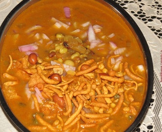 Kolhapuri Misal – Mumbai Street Food – Sprouts in a Super Spicy Gravy