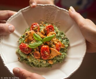 Spatzle verdi con finferli, pomodorini confit e crumble salato