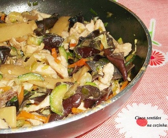 Tiras de peru salteadas com legumes no wok