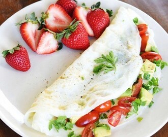 omelete de claras com tomate, abacate e morangos, o pequeno-almoço ideal para a minha dieta