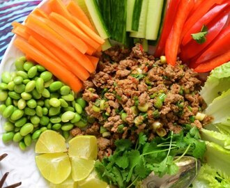 Ssäm – kryddig kycklingfärs och grönsaker i salladsblad med Nouc Cham 