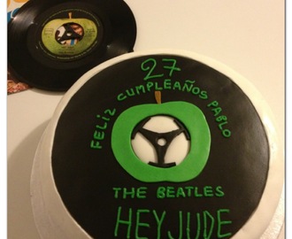 Tarta y Cupcakes "The Beatles" {Tarta rellena de Crema y Chocolate y Cupcakes de Frambuesa } {Cumpleaños}