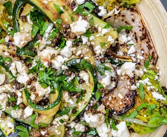 Grillet salat med hjertesalat, squash, knutekål, fetaost og kapers