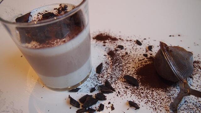 Créme fraiche pannacotta med vanilj och choklad