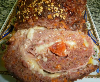 Rolo de carne com cenoura, recheado com queijo, fiambre e chouriço