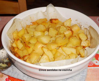 Batatas assadas no forno aos cubos