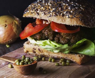 Dietetyczny fast food, czyli wegetariański hamburger z fasoli mung, bułki pełnoziarnistej i odrobiny oleju rzepakowego.