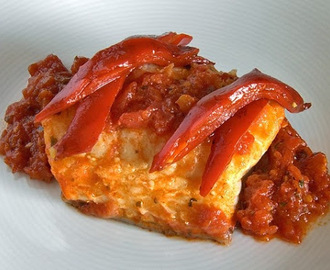 Bacalao con salsa de tomate al brandi y pimientos del piquillo