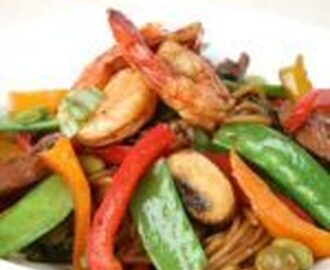 Comida típica China: Tallarines con verduras y gambas