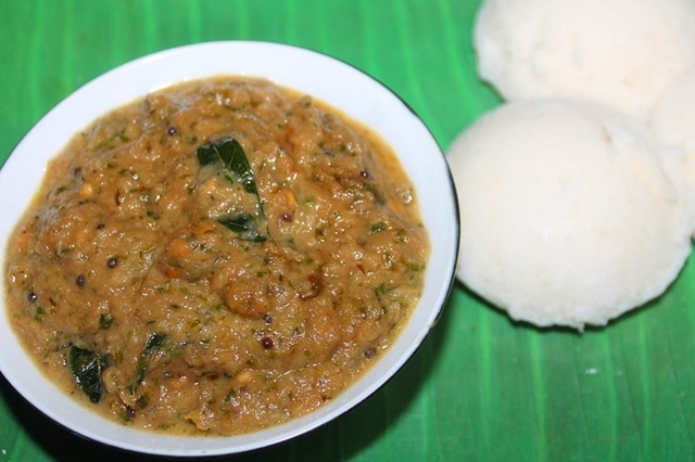 Onion and Coriander Chutney Recipe - Vengaya Kothamalli Chutney Recipe