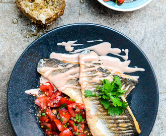 Hvit fisk med tomatsalsa og tahinisaus