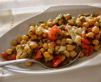 Salada de Grão de Bico com Bacalhau, Tomate e Pimento Assado