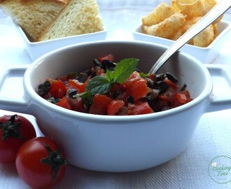 Salsa di pomodorini e olive nere fredda: per aperitivi o per condire la pasta