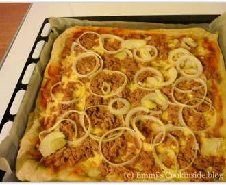 Pizza Tonno (Pizza mit Thunfisch)