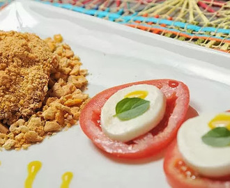 Frango Crocante de Forno e Salada de Tomate e Queijo