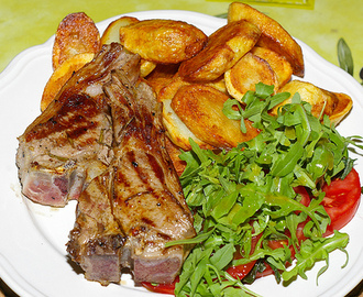 Lamb chops with sautéed potatoes and salad