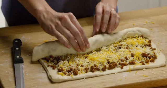Τυλίγει κιμά και τυρί σε ζύμη για πίτσα. Το αποτέλεσμα; Θα σας τρέχουν τα σάλια!