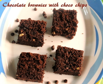 Chocolate brownies with choco chips – eggless cocoa brownie recipe