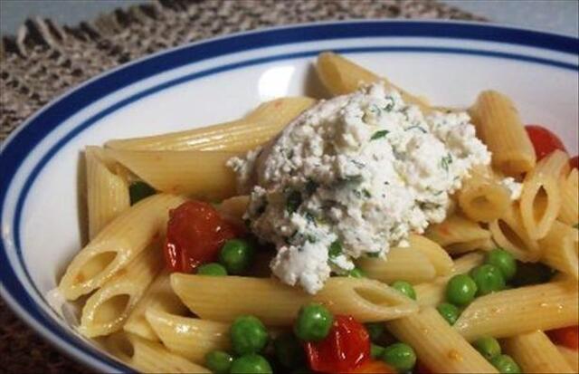 Penne With Peas, Grape Tomatoes and Ricotta