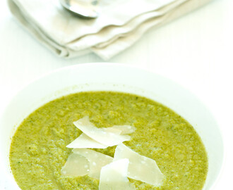 a sopa mais fácil e rápida do mundo: brócolos e parmesão (para fazer com 4 ingredientes em apenas 10 minutos)