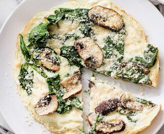 “pizza” de claras de ovo com cogumelos, espinafres e parmesão, um almoço hiper light